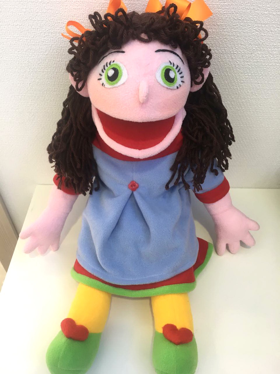 Девочка Шатенка с ножками - кукла-маппет с открывающимся ртом, 55 см.