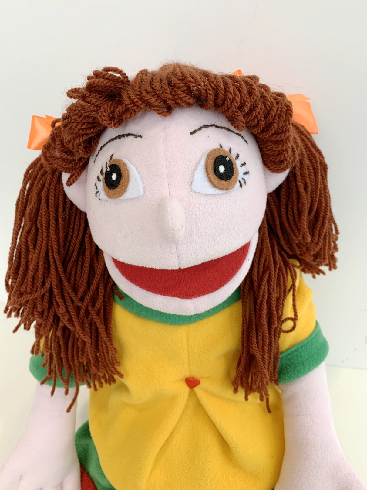 Девочка шатенка с ножками - кукла-маппет с открывающимся ртом, 55 см.