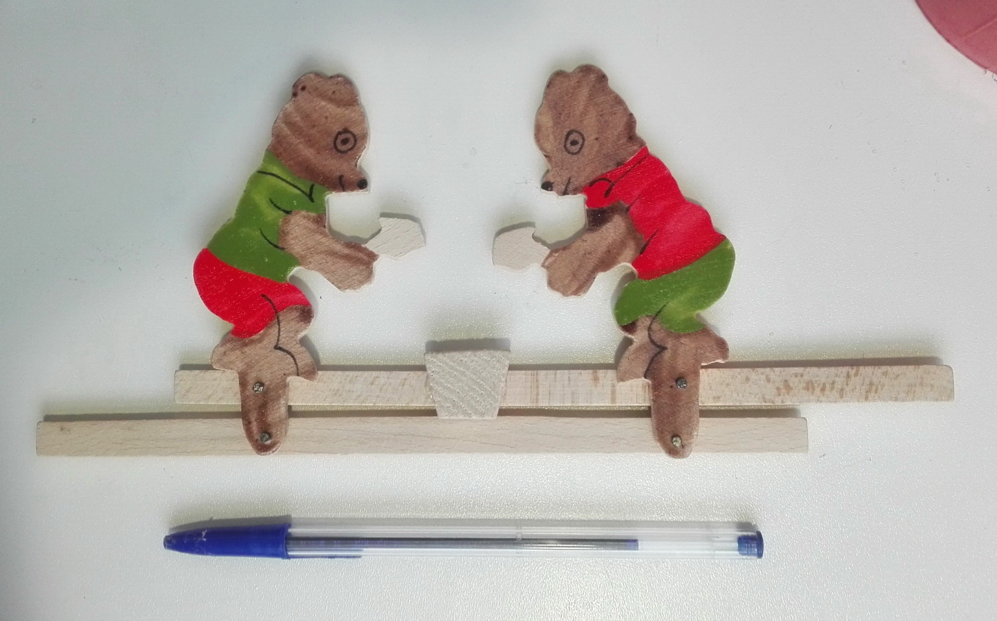 Мишки бьют по наковальне деревянная игрушка