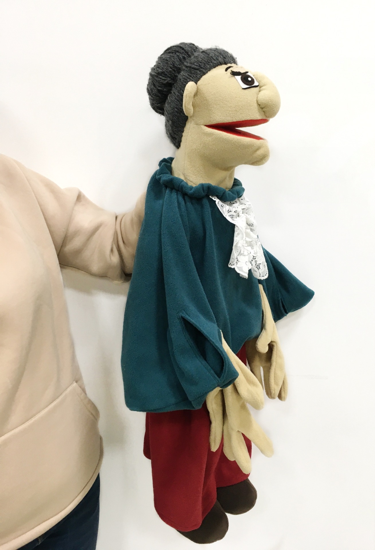 Бабушка - армянка - кукла-маппет с открывающимся ртом и управлением руками, 85см.