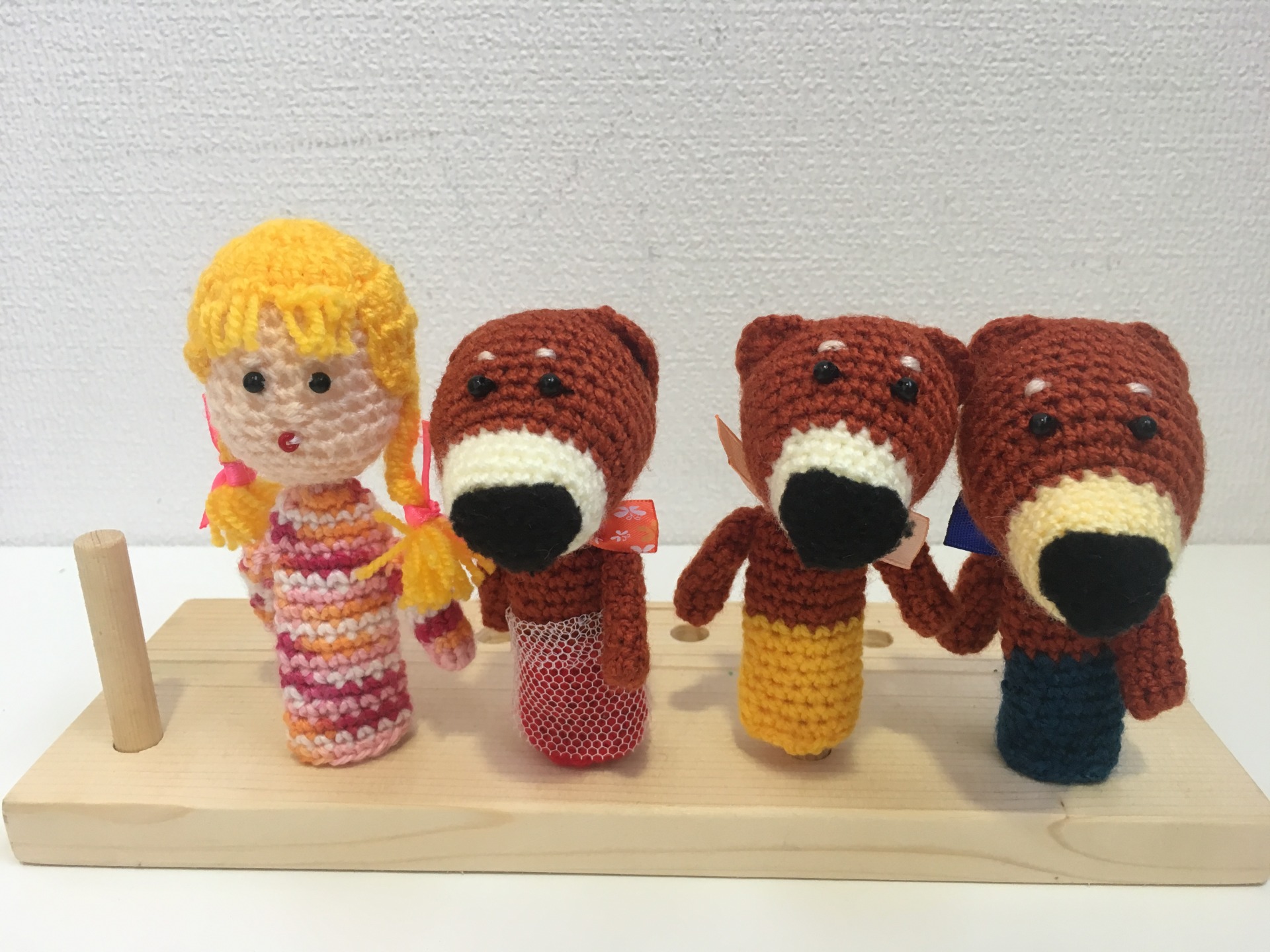 Три медведя, вязанные пальчиковые куклы